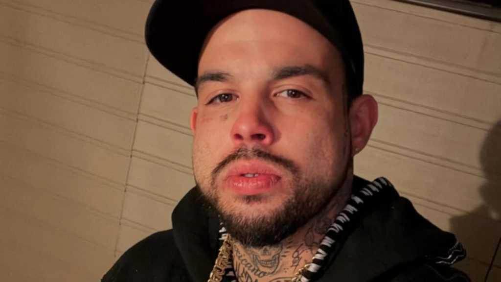 Emiliano Aguilar usando gorra negra y posando para selfie