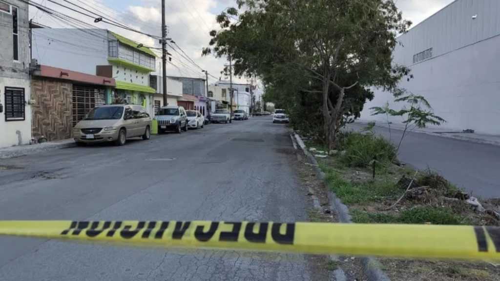 Escena del crimen en Colonia Guadalupe donde un hombre se escondió en tienda de abarrotes tras ser perseguido a balazos. 