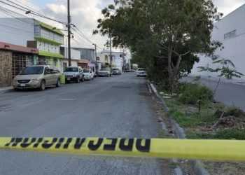 Escena del crimen en Colonia Guadalupe donde un hombre se escondió en tienda de abarrotes tras ser perseguido a balazos.