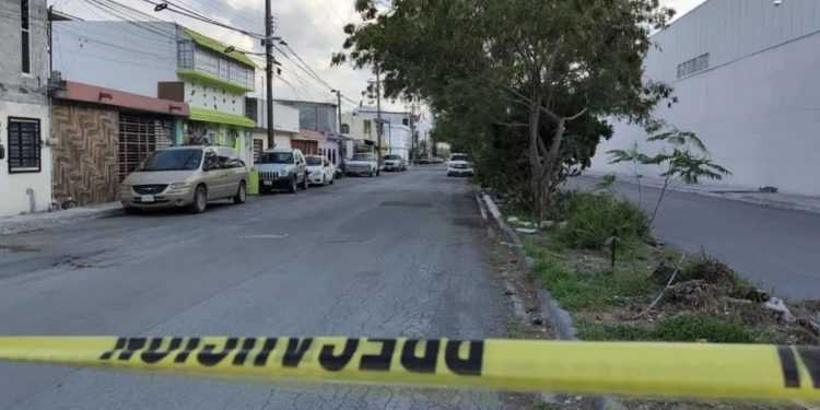 Escena del crimen en Colonia Guadalupe donde un hombre se escondió en tienda de abarrotes tras ser perseguido a balazos.