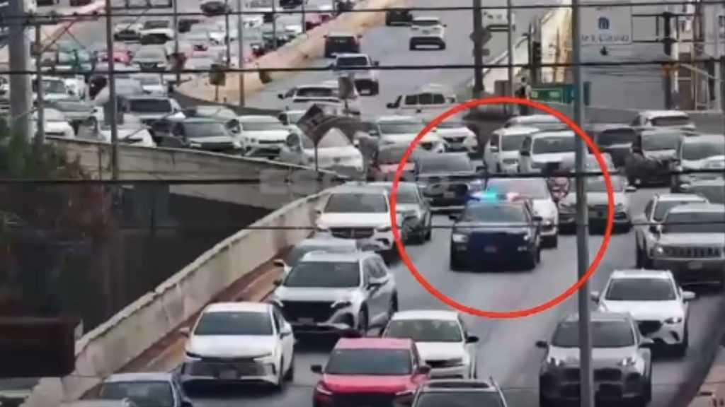 Policías escoltan a hombre preinfartado